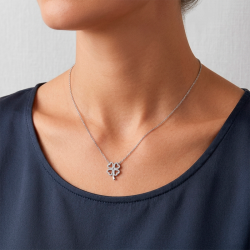 Gargantilla de plata con trébol y circonitas elegante